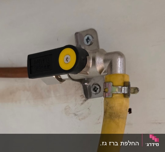 שסתום גז עם צינור צהוב ומחבר מתכת